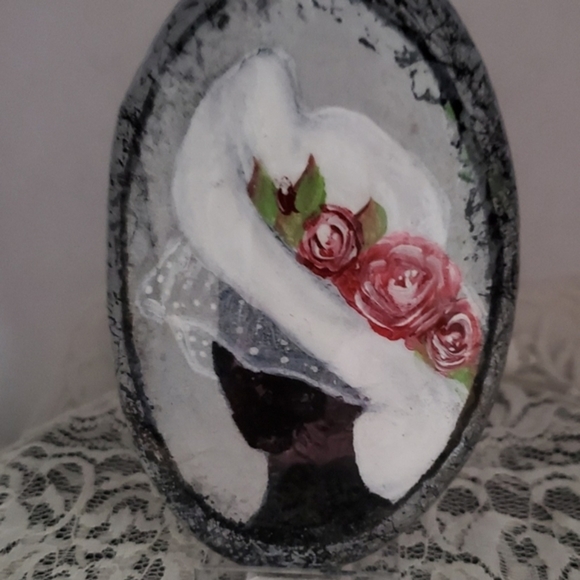 Sophie by Lona, Hand painted Chic Lady with Hat and Pink Roses on a natural rock - Picture 6 of 6